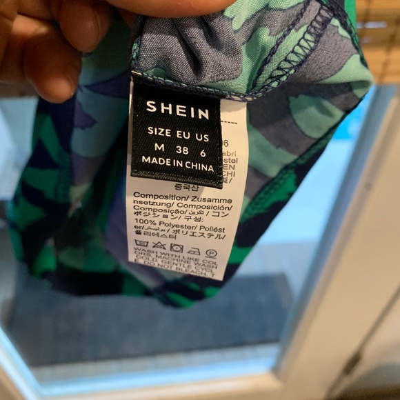 Breezaya Allover Print Halter Neck Tie Back Romper -Medium - Picture 8 of 9